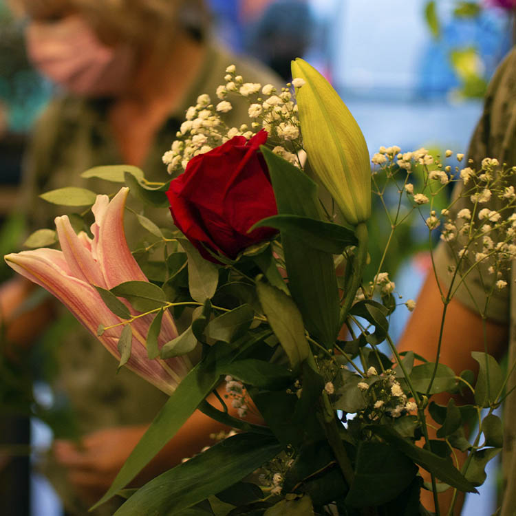 Ramo de flores con rosas disponible en Floristería Yerba online, del barrio de La Victoria, en Valladolid