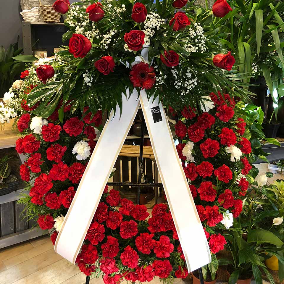 Corona de flores para difuntos con rosas rojas en tienda online de Valladolid