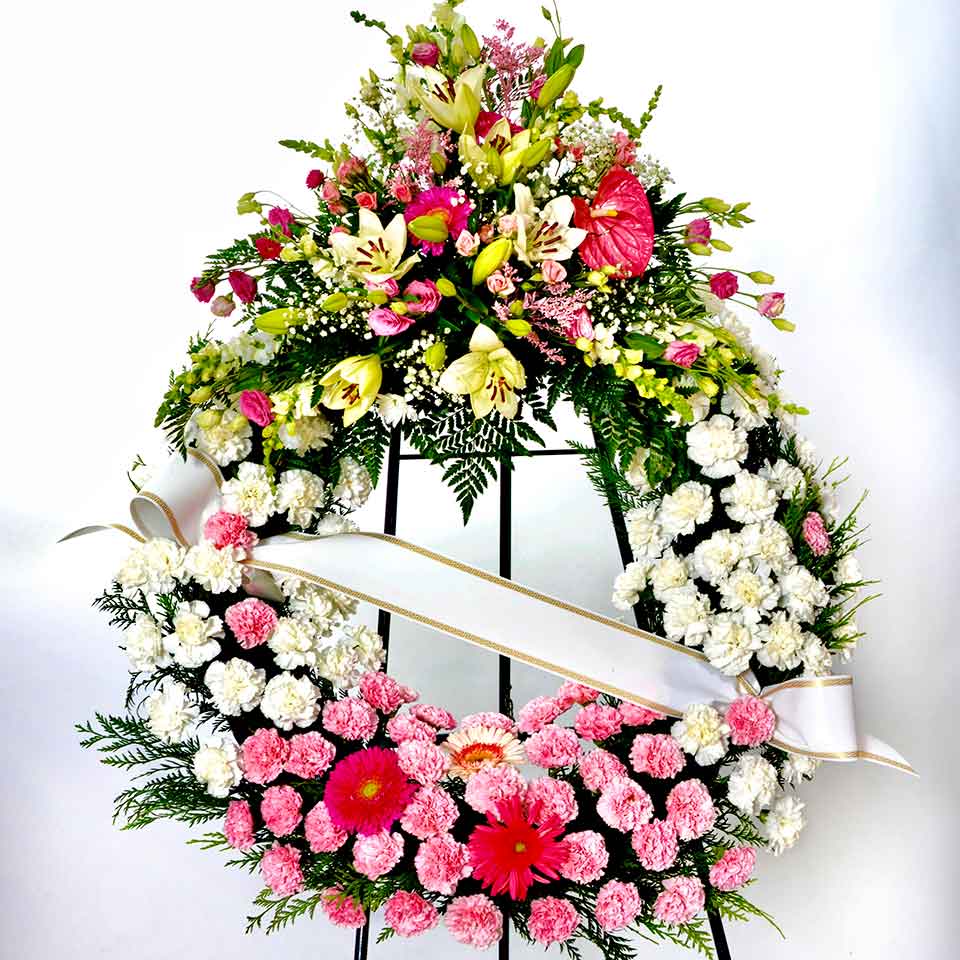 Corona funeraria para difuntos de flores rosas y amarillas con lirios Floristería online Valladolid