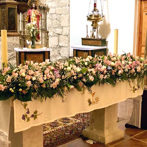 Decoración floral para una boda en el interior de la iglesia Floristería Yerba