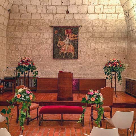Decoración del interior de una iglesia para boda con flores colgantes Floristería Yerba