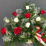 Centro de doce rosas rojas y blancas en la tienda online de la Floristería Yerba