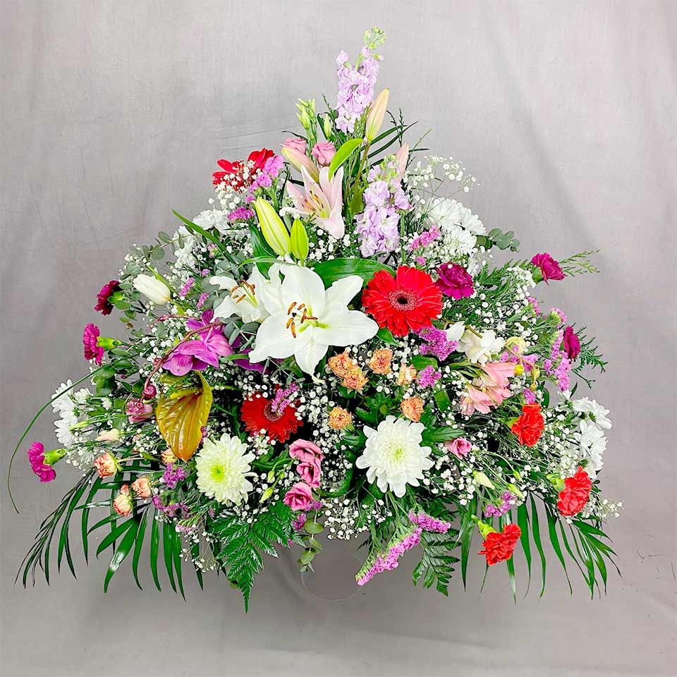 Centro funerario para comprar online en la Floristería Yerba en Valladolid con flores blancas rosas y rojas