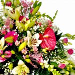 Detalle de Corona funeraria con flores rosas y amarillas de la Floristería online Valladolid