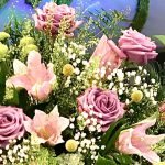 Detalle de la corona funeraria de la tienda online con encargo urgente rosas flores blancas Floristería Yerba