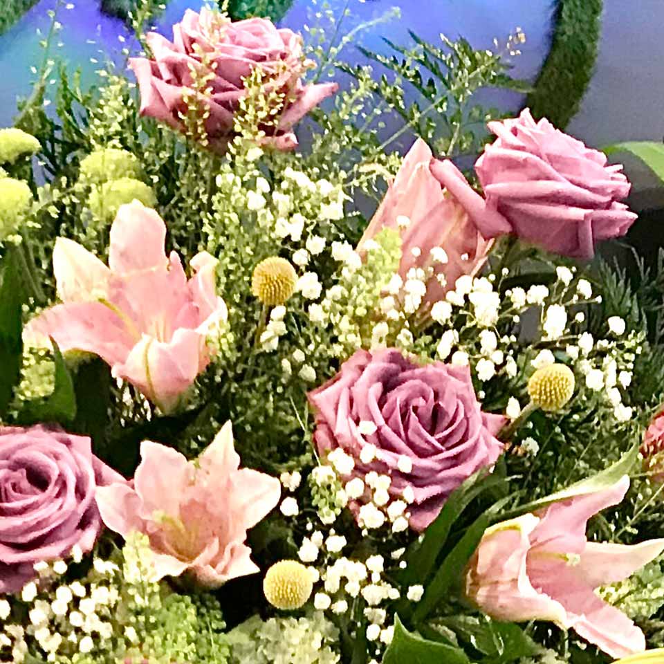 Detalle de la corona funeraria de la tienda online con encargo urgente rosas flores blancas Floristería Yerba