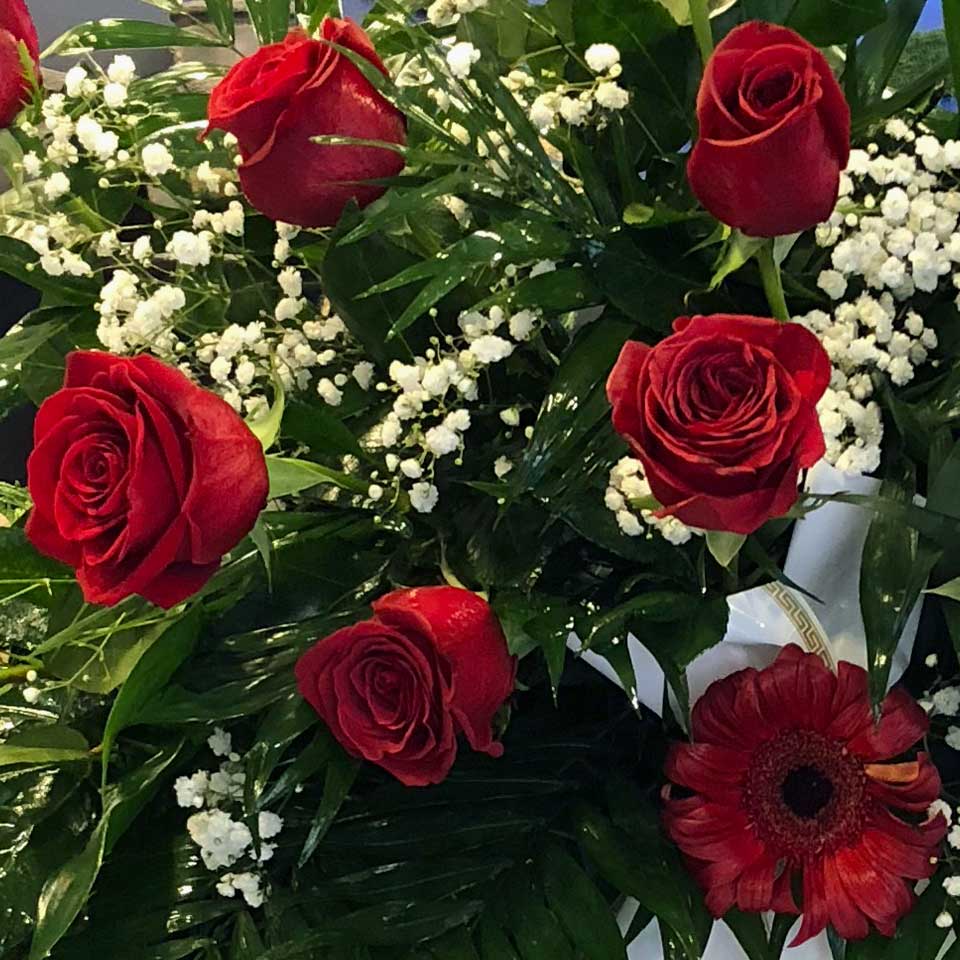 Detalle de corona de rosas rojas de la Floristería Yerba en La Victoria
