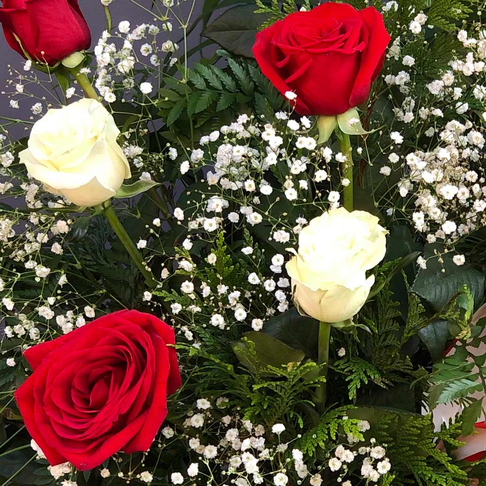 Detalle de las flores del centro de rosas rojas y blancas para comprar online