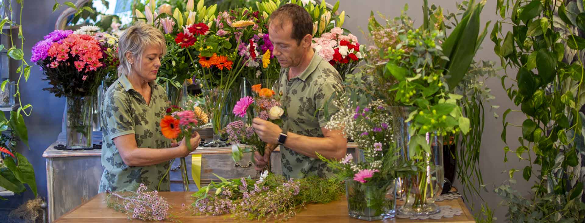 Ana y Ricardo decorando ramos en la floristería y tienda online del barrio de la Victoria