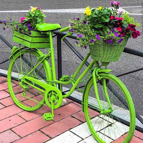 Bicicleta verde decorada con flores calle Floristería Yerba