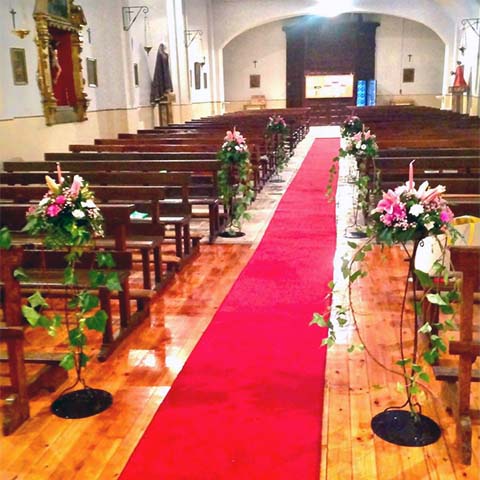Decoración dentro de la iglesia para boda con flores de la Floristeríaa-Yerba Yerba