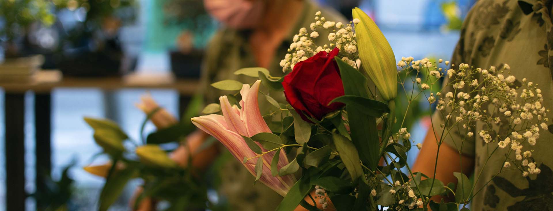 Ramo de flores con rosas disponible en la Floristería Yerba online Victoria Valladolid
