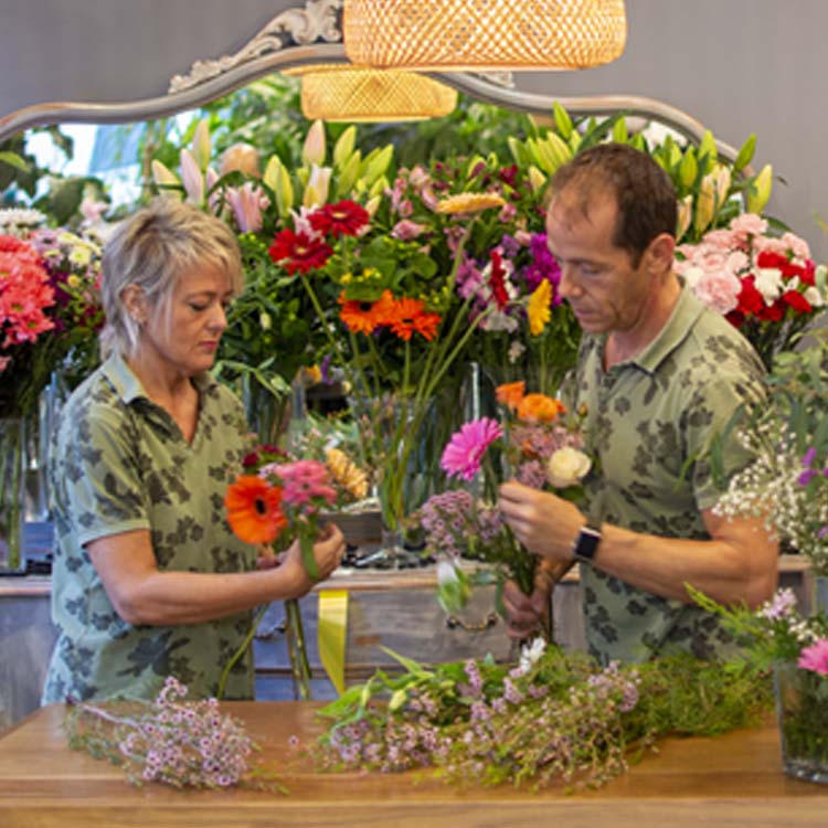 Ana y Ricardo trabajando en su floristería del barrio de La Victoria, en Valladolid entre flores