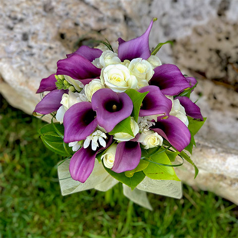 Ramo de flores violetas y blancas para boda, de Floristería en La Victoria